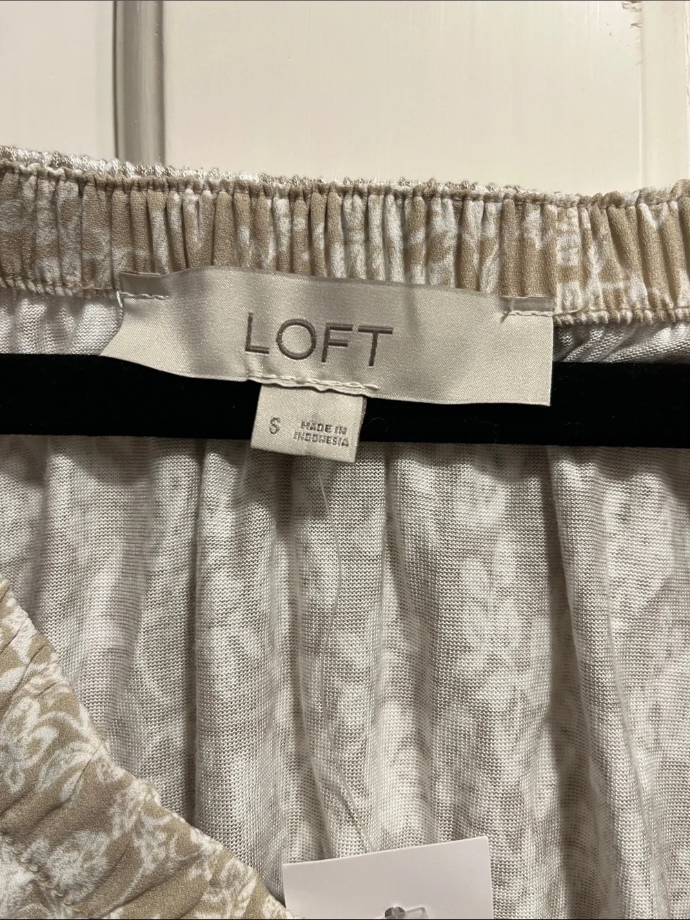 LOFT Beige and White Floral Puff Sleeve Blouse